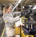 Ragazza al lavoro in fabbrica