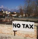 Striscioni “No Tax” ad Asolo