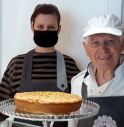 Pietro Biaggioni con la sua torta di bisi