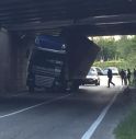 Tir rimane incastrato sotto il ponte di Cozzuolo 