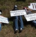 “Manichini impiccati”: il saluto dei risparmiatori traditi al Giro d’Italia