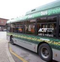 Bus centra un furgone in sosta