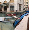Venezia, imbarcazione da trasporto si rovescia dietro il teatro La Fenice