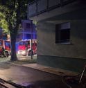 Drammatico rogo notturno in un appartamento: due vittime e tredici feriti 