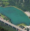 Sbanda e finisce nel lago, auto inghiottita. Due morti