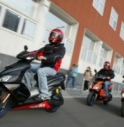 Entra nella scuola in sella allo scooter