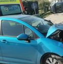 Violento schianto tra furgone e auto: due feriti