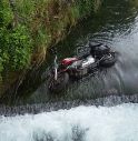 Perde l’equilibrio, scivola a terra e la moto finisce nel Meschio