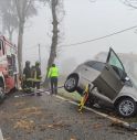 Esce di strada con l'auto e finisce contro un albero