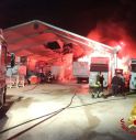 Incendio in un deposito, distrutti camion e rimorchi 