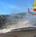 Rogo improvviso distrugge il vecchio autobus lungo la strada arginale