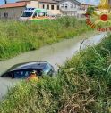 Scontro tra due vetture finisce nel canale: una macchina ribaltata in acqua e feriti soccorsi sul posto 