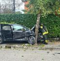 Violento scontro tra due auto all'incrocio: tre feriti, tra cui due minori 