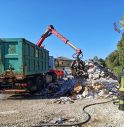 Compattatore di rifiuti carico di carta prende fuoco lungo la strada
