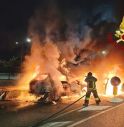 Scontro frontale tra due auto e tragedia sfiorata: veicoli avvolti dalle fiamme