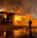 Capannone a fuoco: paura nella notte