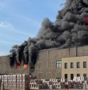 Violento incendio in una fabbrica di laterizi: ingente spiegamento di mezzi per domare le fiamme