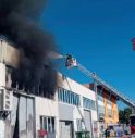 Silea, vasto incendio devasta il magazzino di un'azienda di calzature in via Galileo Galilei: imponente dispiegamento di soccorsi