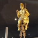 Statua dorata di un Donald Trump (nudo) esposta nel Parlamento europeo: l'opera d'arte fa discutere l'aula