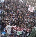 Gli studenti protestano. Gli insegnanti donano il sangue