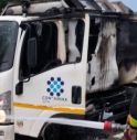 Esplode una bomboletta spray, incendio sul mezzo per la raccolta dei rifiuti
