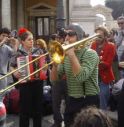 Messi al bando gli artisti di strada