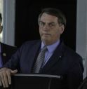 Coronavirus, Bolsonaro contestato mentre compra ciambelle