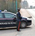 Marijuana in auto, si fa inseguire dai Carabinieri e si schianta