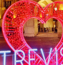 Treviso città degli innamorati: grandi cuori luminosi nelle piazze per San Valentino