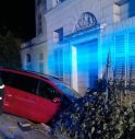 Schianto tra due auto, una sfonda il cancello di villa Foscarini, 4 feriti