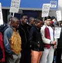 Profughi organizzano un sit in in piazza: 