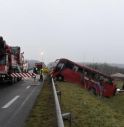 Francia, bus fuori strada per il ghiaccio: 4 morti e 27 feriti