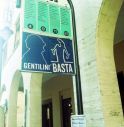 Alle fermate del bus spunta un personaggio anti-Gentilini