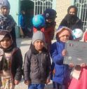 Herat i bambini dell'orfanotrofio con la targa spedita dai bambini di Sarmede