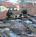 Incendio sul tetto della casa tri-familiare