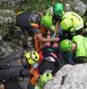 Cade nel rio dopo un volo di cinque metri: ciclista soccorsa