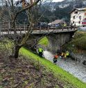 Cade nel torrente, lo soccorrono in otto