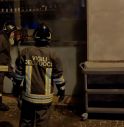 Castelfranco, rifiuti a fuoco all'esterno del bar