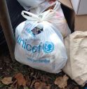 Rifiuti abbandonati in un sacchetto dell'Unicef