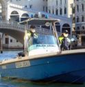 Ubriaco cade in un canale a Venezia, salvato da poliziotti 