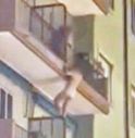 Arriva il marito e lui, per non farsi scoprire, scappa nudo dal balcone