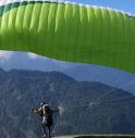 Allarme a Borso per tre piloti di parapendio sospesi sugli alberi dopo essere precipitati