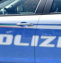 Scoprono un arsenale in casa: arrestato ventunenne con manuali di terrorismo, armi e anche un machete