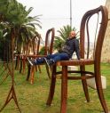Le sedie giganti di Enrico Benetta a Sanremo