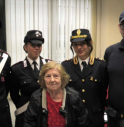 Finta carabiniera raggira un'anziana, rubando gioielli e contanti: bloccata la fuga grazie con un'operazione congiunta