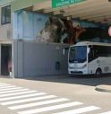 Estrae una motosega dal sacco e minaccia i passanti all'autostazione