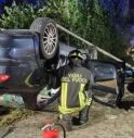 Fiamme all'auto, esce dall'abitacolo dal finestrino