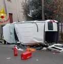 Schianto a Volpago, furgoncino si cappotta in mezzo alla strada