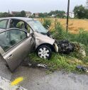 Esce di strada con l'auto a Oderzo,  ventunenne distrugge la macchina e finisce in ospedale 