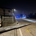 Camion gru per sbaglio danneggia i pali di un passaggio a livello a Castelfranco